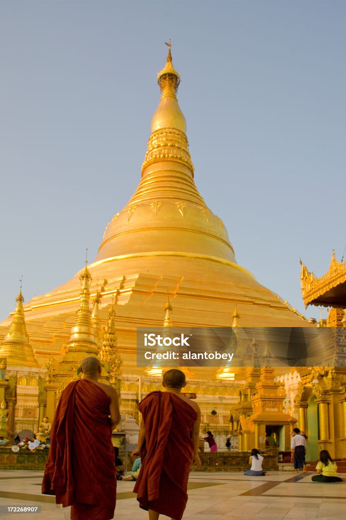 Rangún, Birmania: Shwedagon Pagoda y monjes luz de la puesta de sol - Foto de stock de Monje libre de derechos