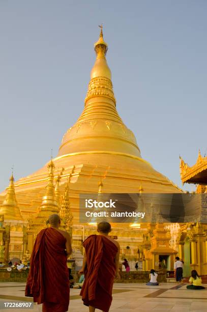 Янгон Мьянма Пагода Шведагон И Монахи В Свете Заката — стоковые фотографии и другие картинки Монах
