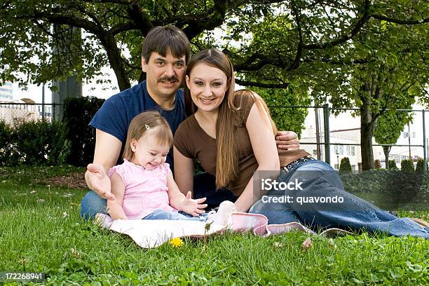 Photo libre de droit de Caucasien Portrait De Famille En Plein Air Dans Le Parc Espace De Copie banque d'images et plus d'images libres de droit de 12-17 mois