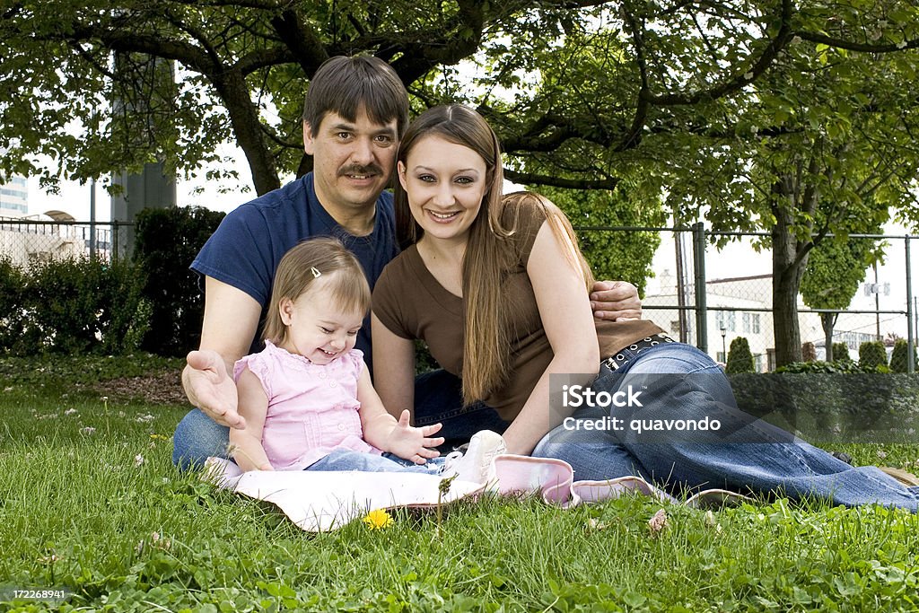 Caucasico Ritratto di famiglia all'aperto nel parco, spazio di copia - Foto stock royalty-free di 12-17 mesi