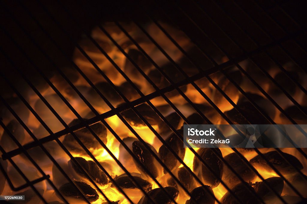 Holzkohle auf Feuer in einem Barbecue-grill. - Lizenzfrei Gartengrill Stock-Foto