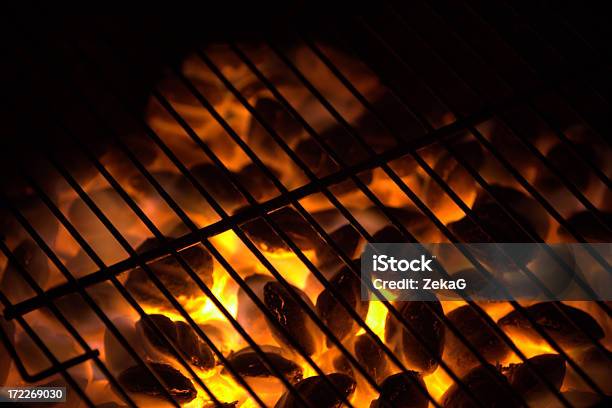 Na Węgiel Drzewny Ogień W Bbq Grill - zdjęcia stockowe i więcej obrazów Grill - Grill, Węgiel, Gorąco