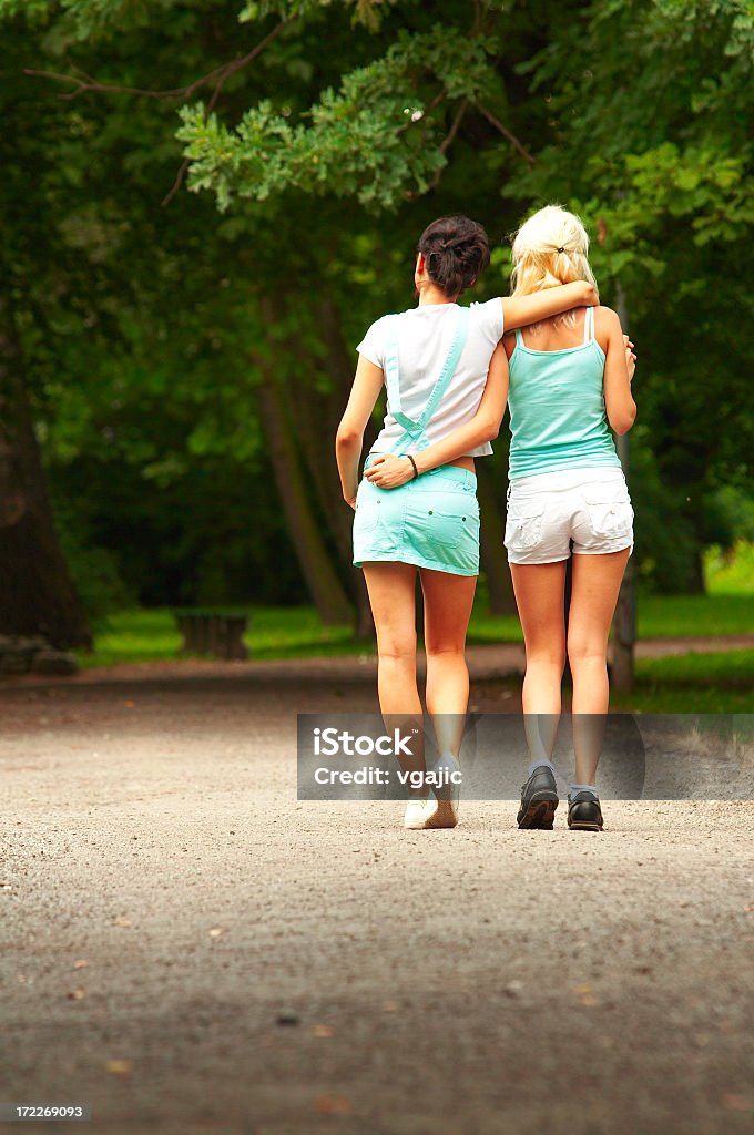 Weibliche paar walking - Lizenzfrei Blondes Haar Stock-Foto