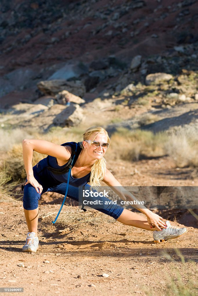 Atleta femmina lo Stretching - Foto stock royalty-free di Adolescente