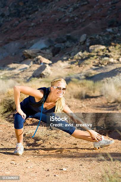 Atleta Femmina Lo Stretching - Fotografie stock e altre immagini di Adolescente - Adolescente, Adolescenza, Adulto