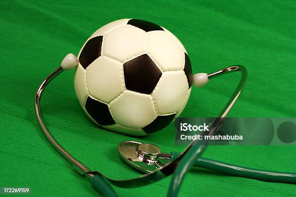 Foto de Checkup De Saúde Antes Da Partida e mais fotos de stock de Bola de Futebol - Bola de Futebol, Estetoscópio, Futebol