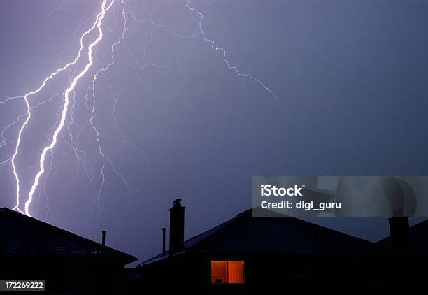 Photo libre de droit de Lightning Grèves Chez Vous banque d'images et plus d'images libres de droit de Maison - Maison, Éclair, Ciel sans nuage