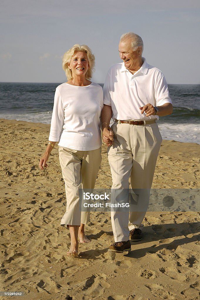 Senior Pareja caminando en la playa - Foto de stock de Actividades y técnicas de relajación libre de derechos