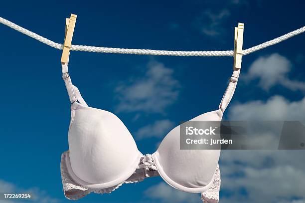 Reggiseno Rosa Su Stendino - Fotografie stock e altre immagini di Lavare - Lavare, Reggiseno, Bellezza