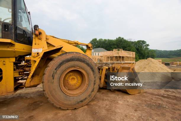 Photo libre de droit de Le Chargement Sur Le Site banque d'images et plus d'images libres de droit de Bleu - Bleu, Bois, Bois de construction