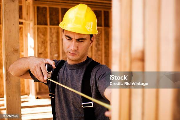 Carpenter Messen Stockfoto und mehr Bilder von Arbeiten - Arbeiten, Arbeiter, Ausrüstung und Geräte