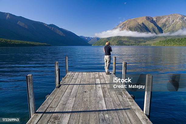 Excursionistas En El Lago Rotoiti Nelson Parque Nacional De Lagos Foto de stock y más banco de imágenes de Agua