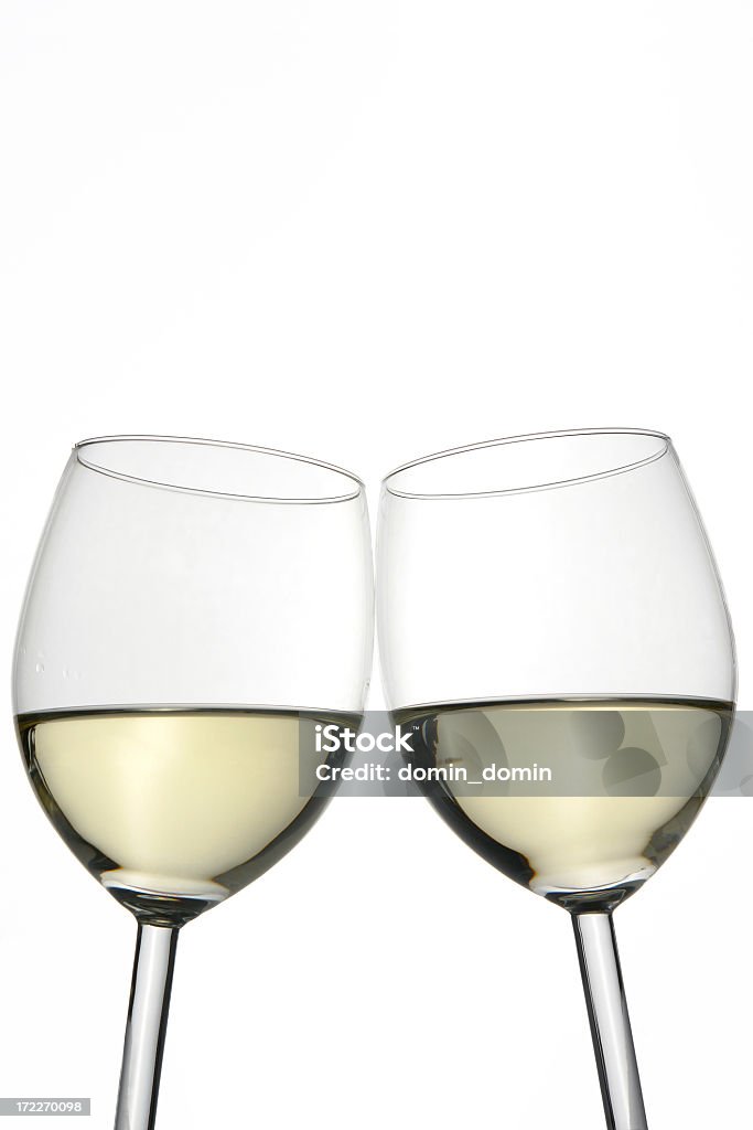 。乾杯！2 つの白ワイングラス白で分離。スタジオ撮影 - お祝いのロイヤリティフリーストックフォト