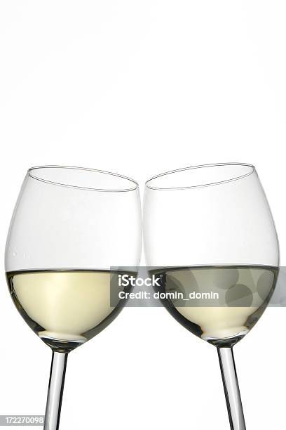 乾杯2 つの白ワイングラス白で分離スタジオ撮影 - お祝いのストックフォトや画像を多数ご用意 - お祝い, アルコール飲料, カットアウト