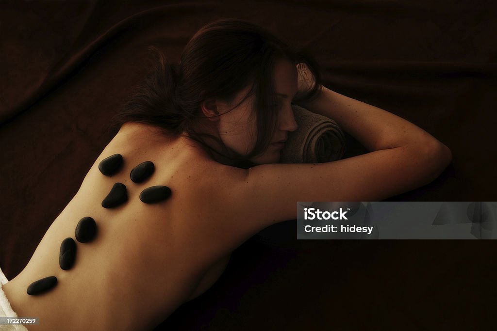 Terapia de piedras calientes - Foto de stock de Espalda - Partes del cuerpo libre de derechos