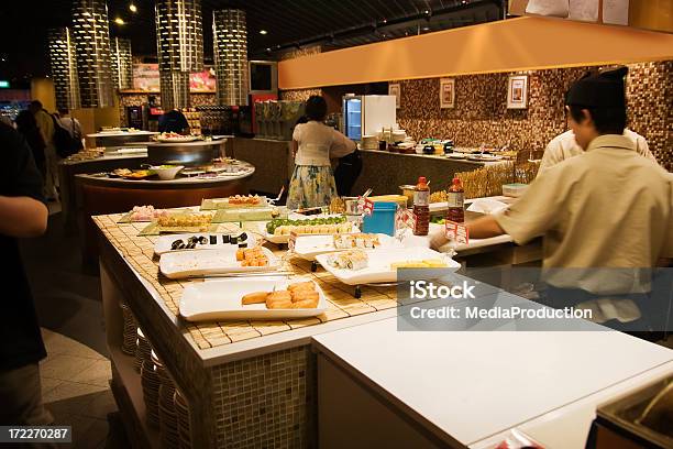 Japońska Restauracja - zdjęcia stockowe i więcej obrazów Kucharz - Kucharz, Bufet - posiłek, Sushi
