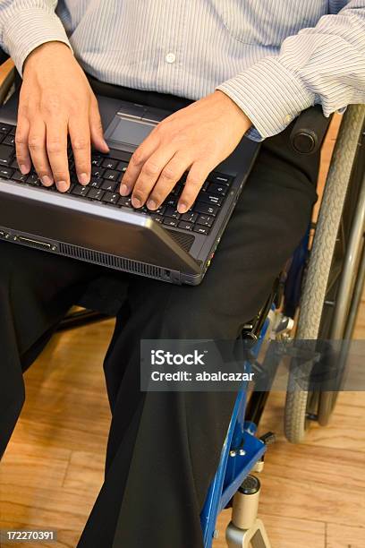 Hombre Para Personas Con Discapacidades Foto de stock y más banco de imágenes de Adulto - Adulto, Discapacidad física, Diversidad funcional