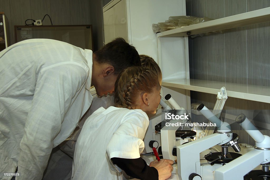 Studenci przy mikroskopem - Zbiór zdjęć royalty-free (Aspiracje)