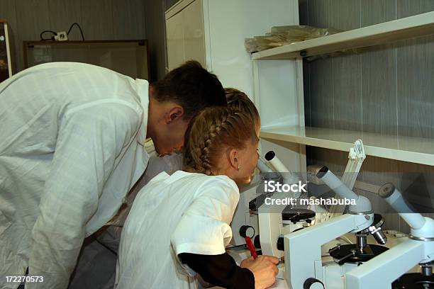 Foto de Alunos Em Um Microscópio e mais fotos de stock de Acessibilidade - Acessibilidade, Adolescente, Adulto