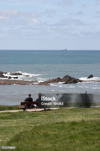 Photo libre de droit de Couple Sur Un Banc À Côte Chemin De La Falaise banque d'images et plus d'images libres de droit de Bude - Bude, Cornouailles, Assis