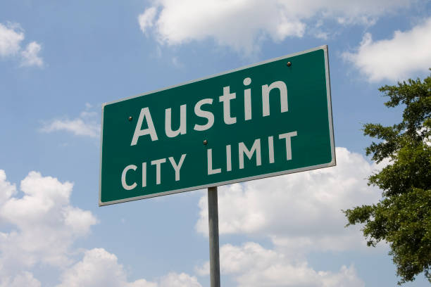 istock Austin, Texas green street limit sign with white text 172270891
