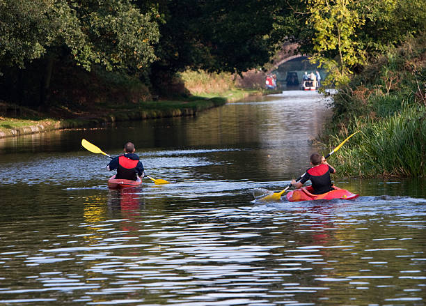 bridgewater canal, moore, cheshire, inglaterra - cheshire non urban scene scenics rural scene fotografías e imágenes de stock
