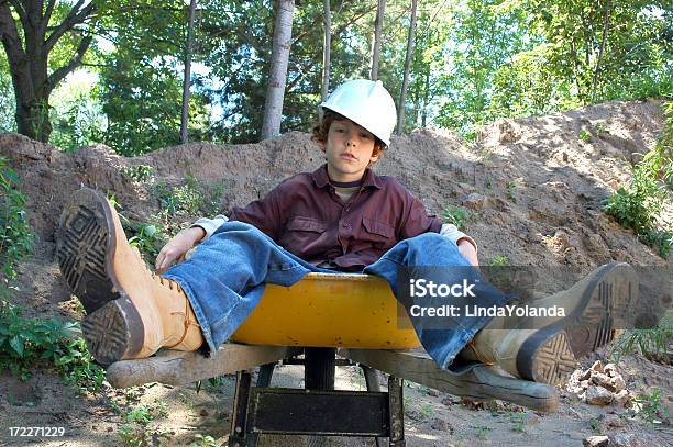 Sentado Sobre O Trabalho - Fotografias de stock e mais imagens de Ao Ar Livre - Ao Ar Livre, Artesão, Biqueira de Aço