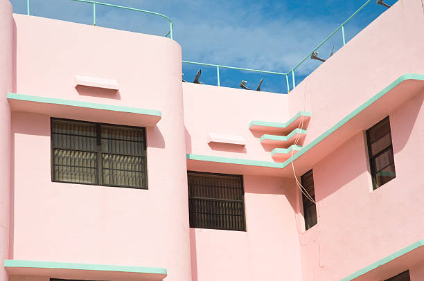 miami beach architektur - pink buildings stock-fotos und bilder
