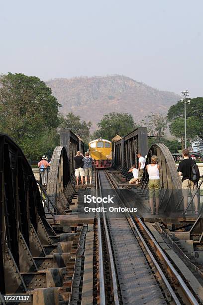 Persone Sul Fiume Kwai Ponte Tailandia - Fotografie stock e altre immagini di Asia - Asia, Composizione verticale, Culture