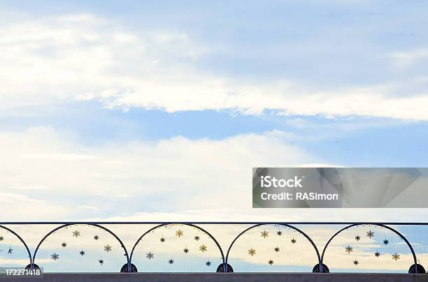 Ponte Pedonale E Blu Cielo - Fotografie stock e altre immagini di Ambientazione tranquilla - Ambientazione tranquilla, Architettura, Blu