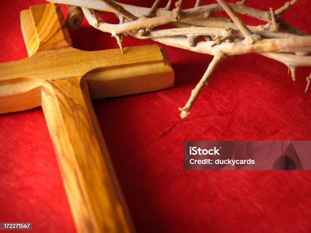 Kreuz Und Dornenkrone Stockfoto und mehr Bilder von Dornenkrone - Dornenkrone, Kreuz - Form, Kreuz - religiöses Symbol