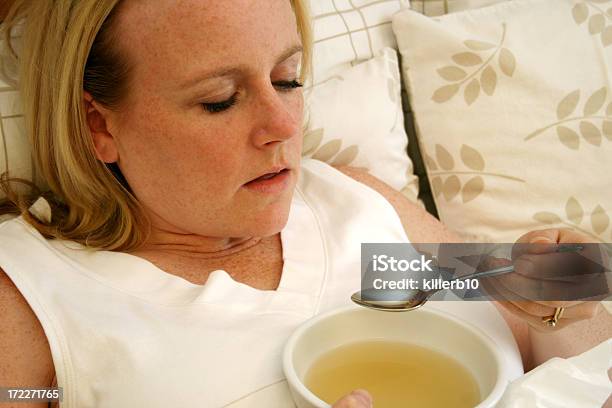 Enjoado Dia - Fotografias de stock e mais imagens de Comer - Comer, Cama, Constipação e Gripe