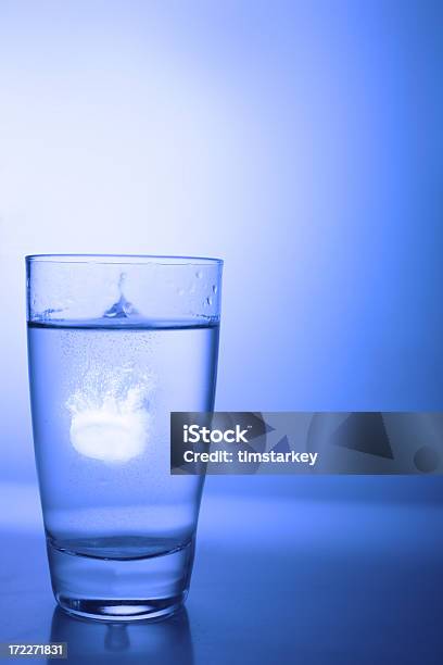 Asprin Disolving Em Água - Fotografias de stock e mais imagens de Aspirina - Aspirina, Azul, Bebida