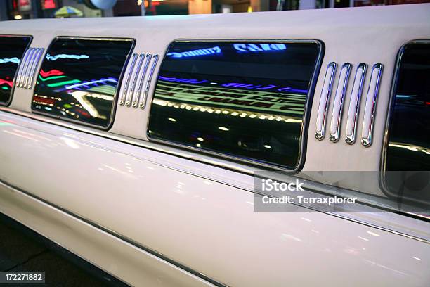 Limousina Com Pormenores De Néon De Reflexos - Fotografias de stock e mais imagens de Limusina - Carro - Limusina - Carro, Branco, Noite