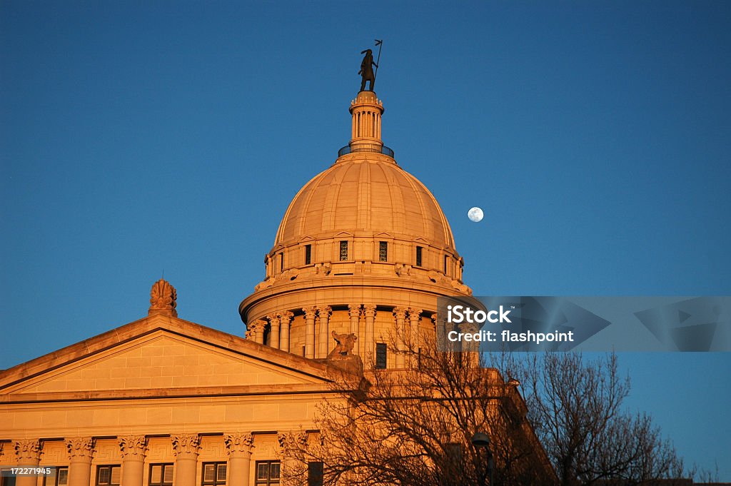 Capitolio del estado de Oklahoma - Foto de stock de Anochecer libre de derechos