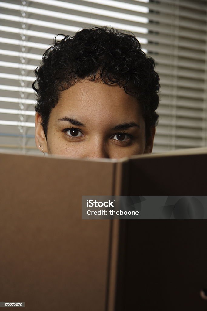 Jovem mulher olhando para um livro - Foto de stock de 18-19 Anos royalty-free