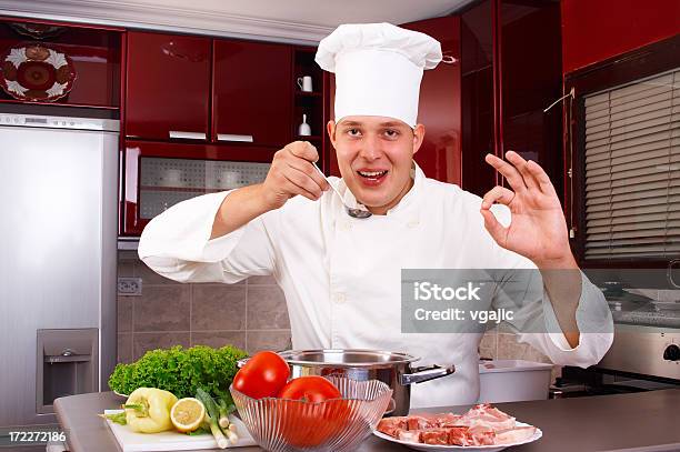Genießen Sie Gerichte Vom Küchenchef Stockfoto und mehr Bilder von Berufliche Beschäftigung - Berufliche Beschäftigung, Ein Mann allein, Eine Person