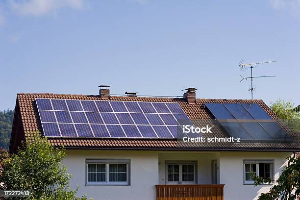 Foto de Casa Com Painéis Solares No Telhado e mais fotos de stock de Alemanha - Alemanha, Baviera, Casa