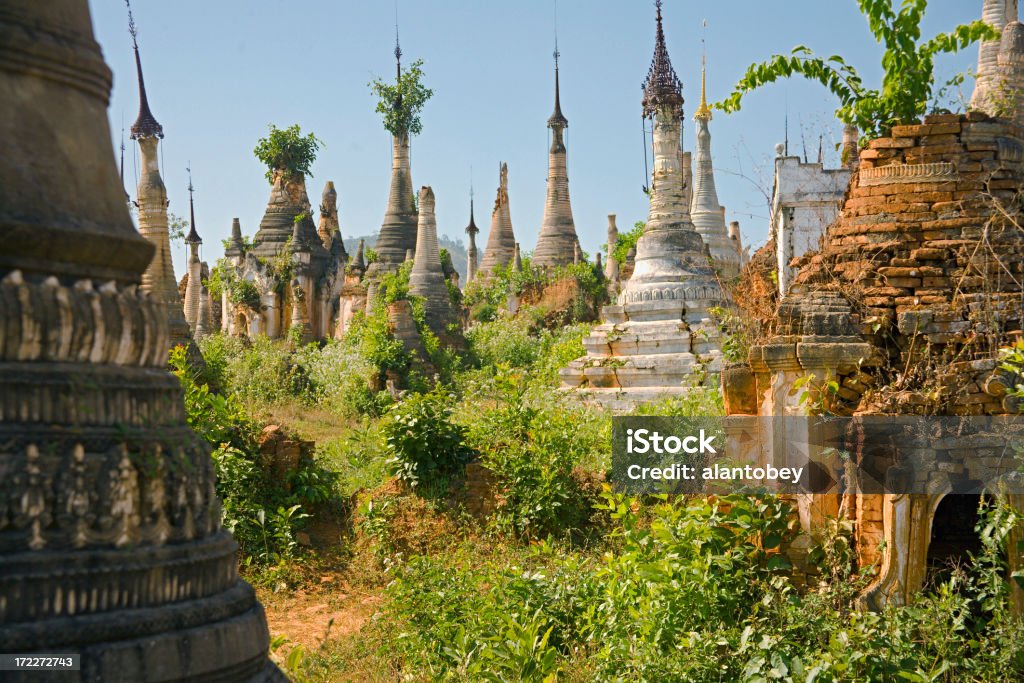 Myanmar: Stupa, con Rovine Khmer - Foto stock royalty-free di Composizione orizzontale