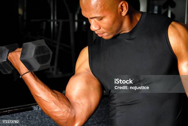 Arm Curl Stockfoto und mehr Bilder von Afrikanischer Abstammung - Afrikanischer Abstammung, Afro-amerikanischer Herkunft, Anaerobes Training