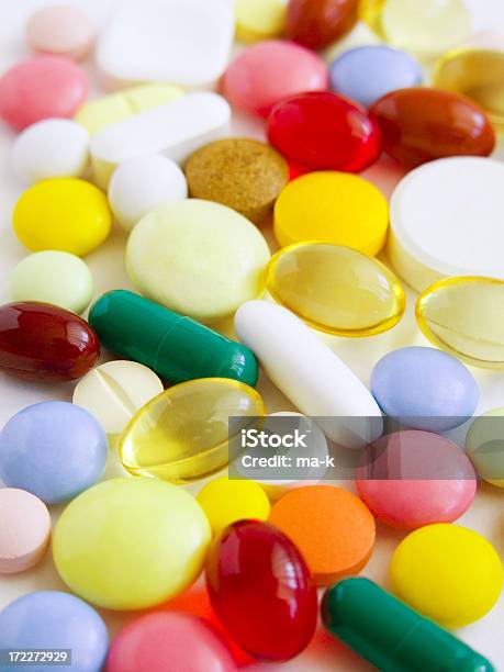 Pílulas Colorido - Fotografias de stock e mais imagens de Amarelo - Amarelo, Analgésico, Antibiótico