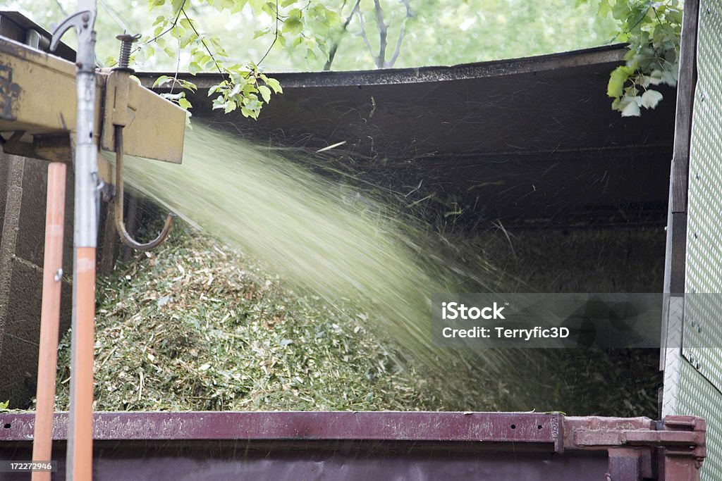 Дробилка для древесных отходов Spewing стружки в Самосвал - Стоковые фото Дробилка для древесных отходов роялти-фри