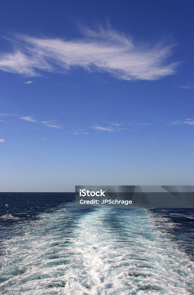Barco despertarse con cielo azul - Foto de stock de Agua libre de derechos