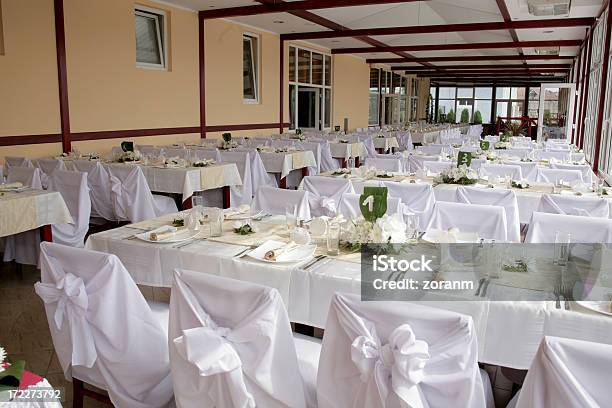 Foto de De Casamento e mais fotos de stock de Mesa - Mobília - Mesa - Mobília, Enfeitado, Toalha de mesa