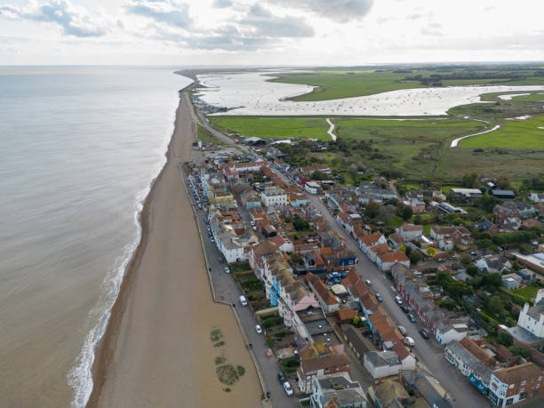 vista aerea della famosa città di aldeburgh sulla costa del suffolk. mostrando le case colorate della città. - sizewell b nuclear power station foto e immagini stock