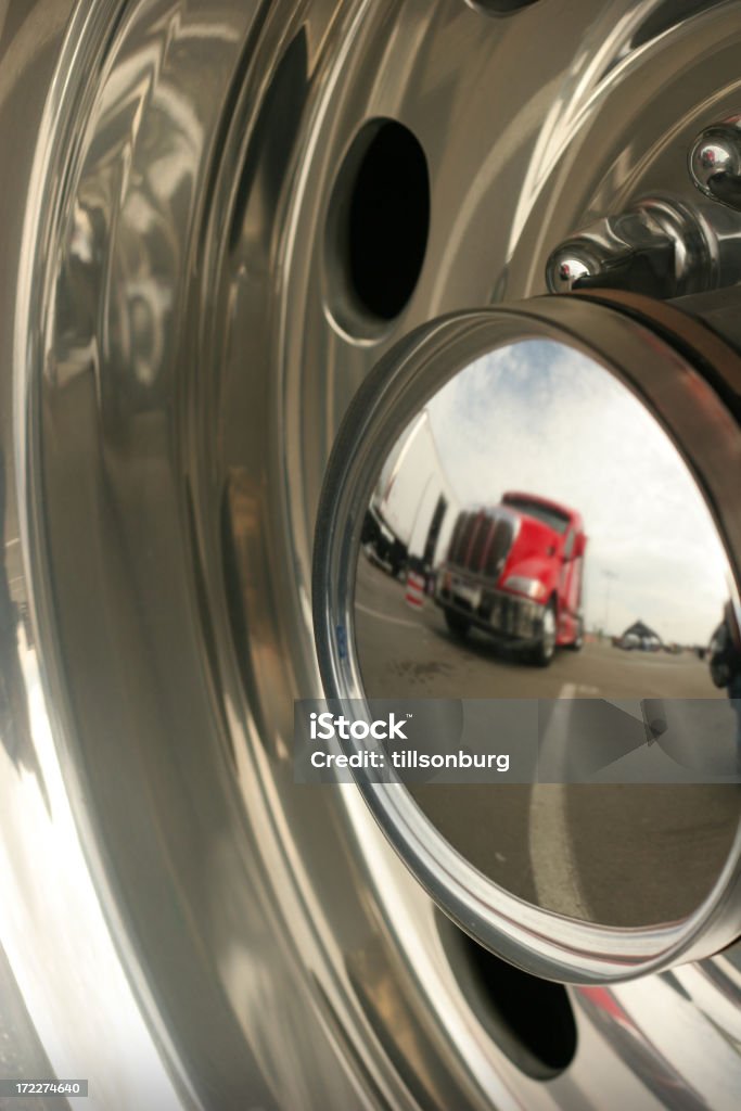 Camion riflessione In Chrome - Foto stock royalty-free di Composizione verticale