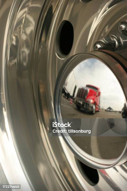 Camion Riflessione In Chrome - Fotografie stock e altre immagini di Composizione verticale - Composizione verticale, Copriruota, Cromo - Metallo