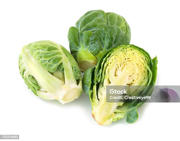 Brussel Sprouts Foto de stock y más banco de imágenes de Col de Bruselas - Col de Bruselas, Recortable, Blanco - Color