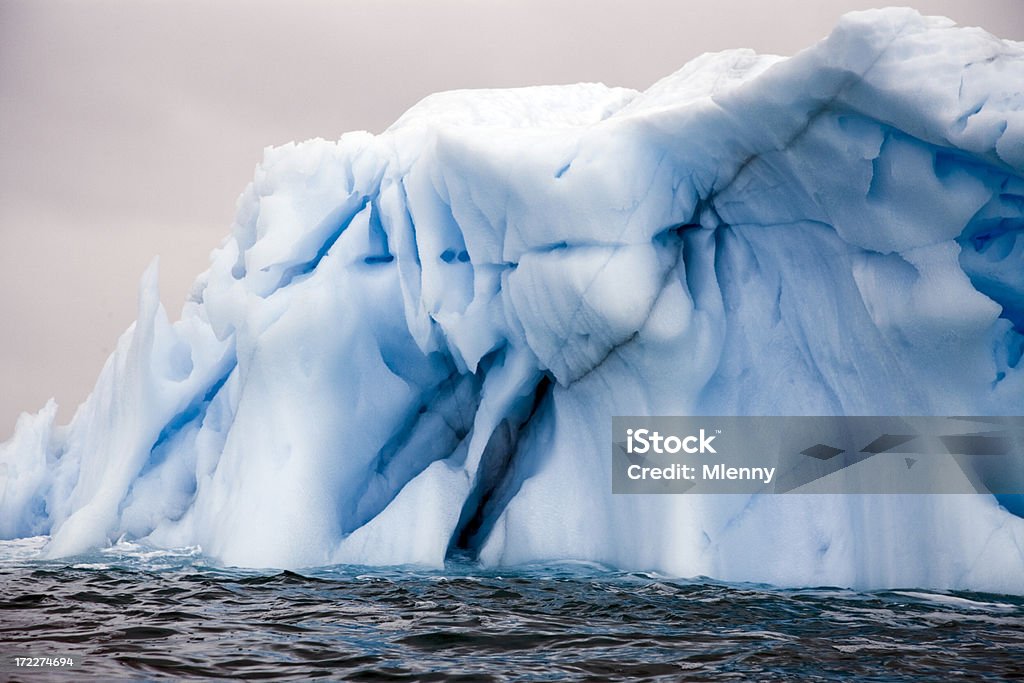 Антарктика синий айсберг - Стоковые фото Айсбер�г - ледовое образовании роялти-фри