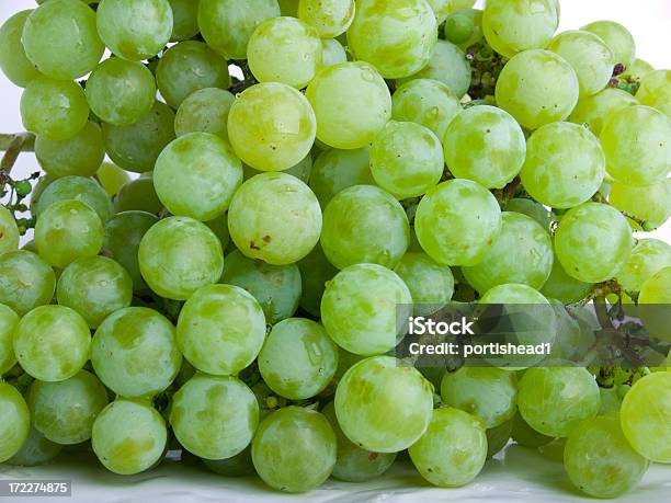 Conjunto De Uva Foto de stock y más banco de imágenes de Alimento - Alimento, Blanco - Color, Comida sana